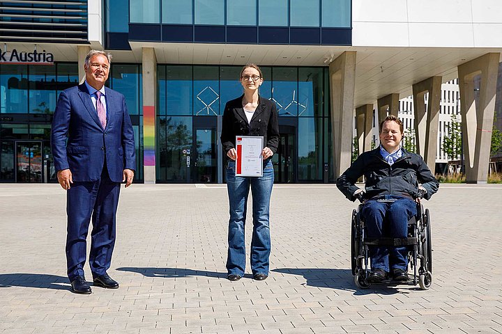 Verleihung der Mitgliedschaft im myAbility-Wirtschaftsforum Verleihung der Mitgliedschaft im myAbility-Wirtschaftsforum an LIMESODA: DI Walter Ruck, Präsident WKO Wien; DI (FH) Claudia Köninger (LIMESODA); Gregor Demblin, Gründer myAbility (v.l.n.r.).
