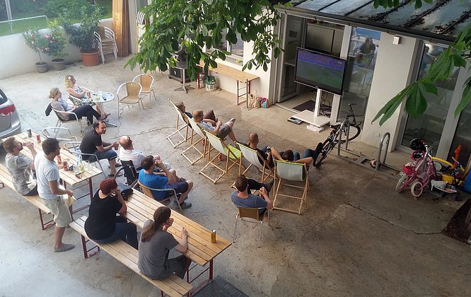 LIMESODA Team beim Public Viewing