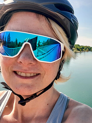 Steffi in Radmontur auf einer Donaubrücke