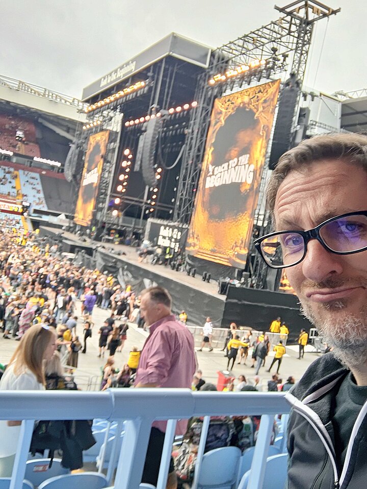 Bernd mit zufriedenem Gesicht auf der Back to the Beginning Tour von Ozzy Ozbourn 2025.