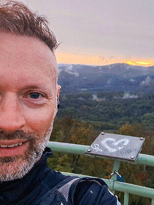 Andreas beim Trailrunning auf der Jubiläumswarte mit Blick über Wien