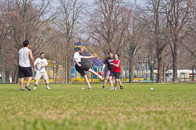 Das LIMESODA-Team beim Fußballspielen.