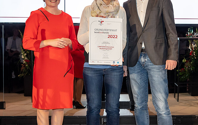 Zertifikatverleihung familieundberuf. Bundesministerin Susanne Raab, Claudia Köninger, Philipp Pfaller (vlnr) (c) Harald Schlossko