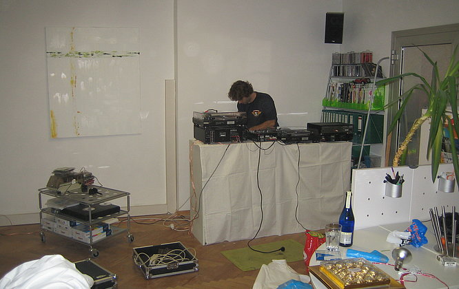 Klaus baut den DJ-Pult auf