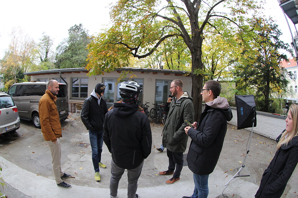 Besprechung des Drehs im Hof von LimeSoda Besprechung des Drehs im Hof von LimeSoda