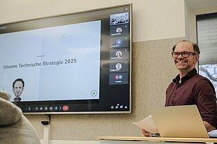 Matthias Zeis in rotem Hemd erklärt die technische Strategie bei der LimeConf 2025.