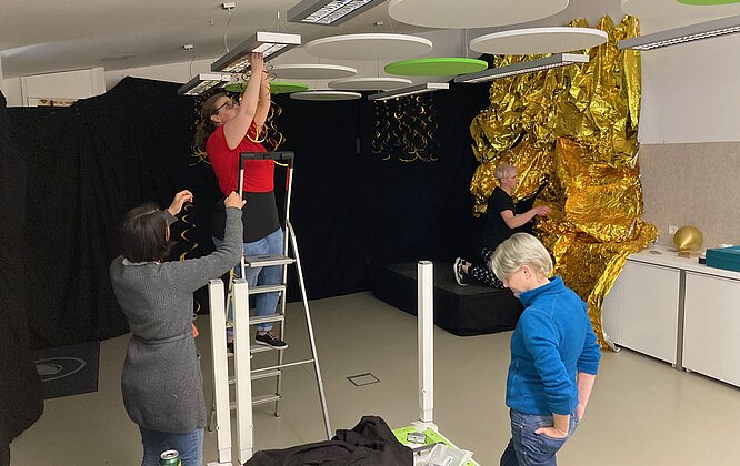 Deko wird angebracht