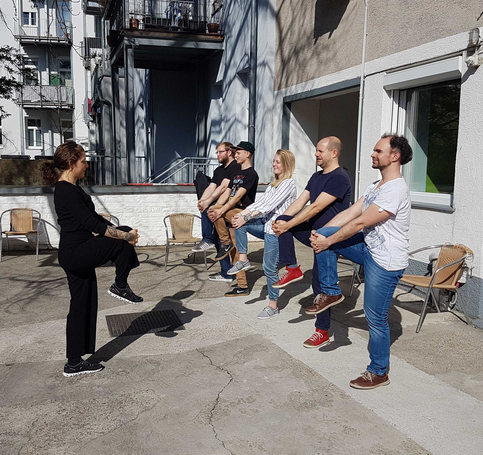 Pausenyoga im LIMESODA-Hinterhof