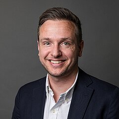 Profilfoto von Leiter Marketing & Services Raffael Huez mit schwarzem Sakko