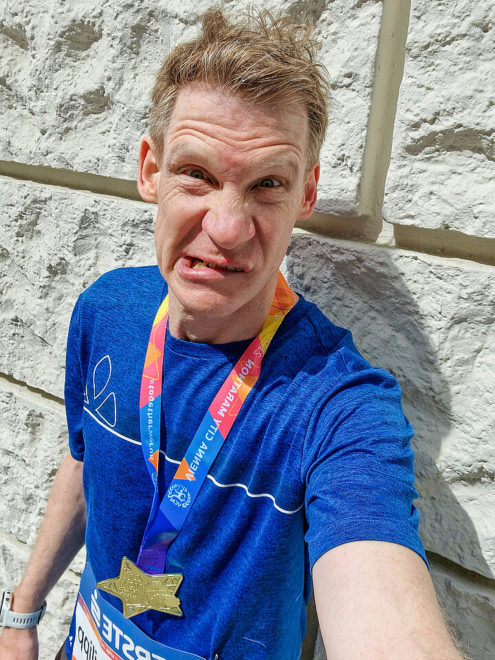 Philipp im Ziel des Vienna City Marathons. Inklusive Finisher-Abzeichen.