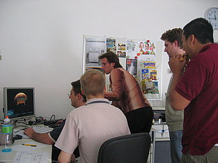 Bernd, Rudi, Flo, Günther, Phuc v.l.n.r. in die Arbeit vertieft