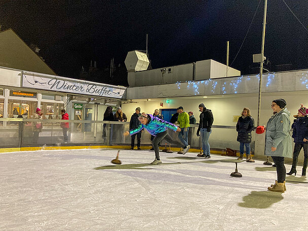 Das LIMESODA-Team beim Eisstockschießen auf der Kunsteisbahn Engelmann.