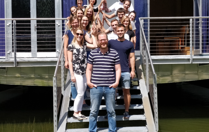 Lehrauftrag FH Burgenland - Richard Haderer LimeSoda Mitarbeiter Richard Haderer mit Studentengruppe