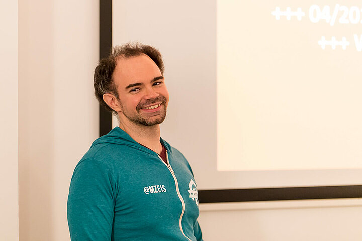 Magento Master Matthias Zeis bei einem Vortrag