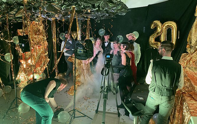 Gruppenszene wird gefilmt