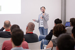 Matthias Zeis in grauem Sakko erklärt die optimale Migration von Magento 1 auf Magento 2.