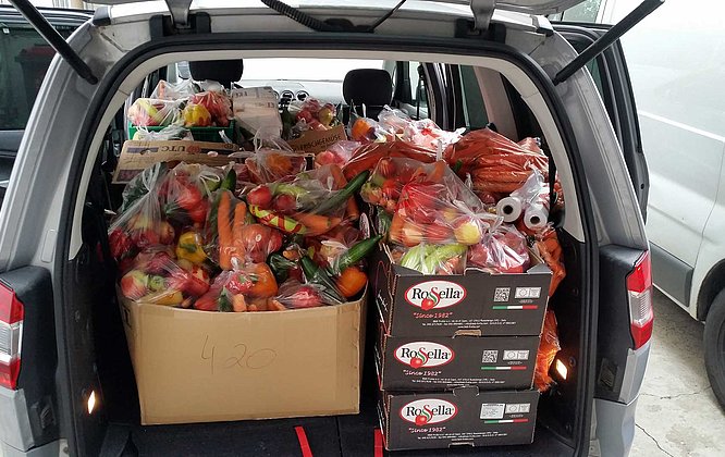 Großeinkauf für die Lebensmittelverteilung in Traiskirchen Vollgepacktes Auto: Großeinkauf für die Lebensmittelverteilung in Traiskirchen