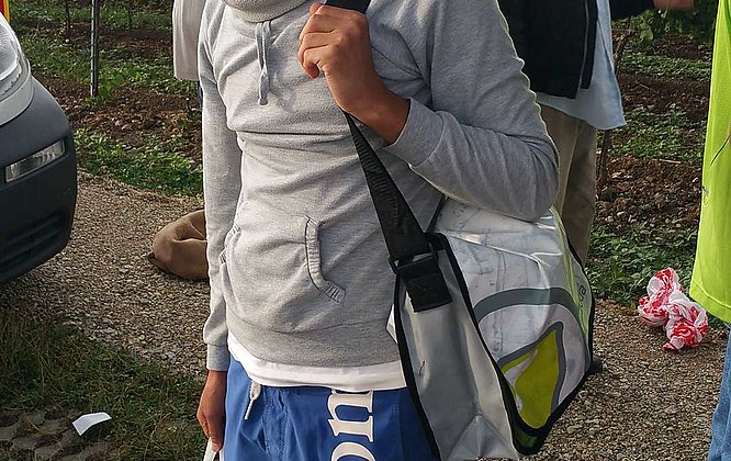 Verteilung der Spendengüter direkt durch das LIMESODA-Team Flüchtling mit Spendengütern, die direkt vom LIMESODA-Team in Traiskirchen verteilt wurden