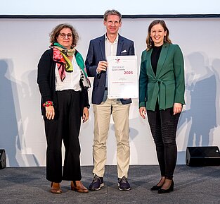 Bundesministerin Claudia Plakholm mit Gabriela und Philipp Pfaller © Harald Schlossko