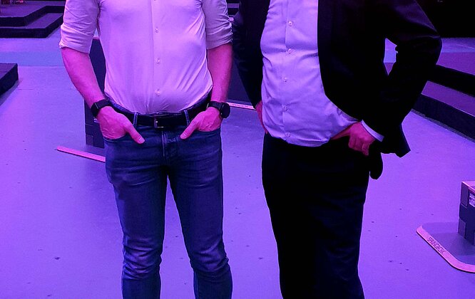 Philipp Pfaller und Sportminister Werner Kogler bei der Verleihung des Firmen Fitness Awards