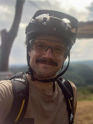 Sebastian beim Mountainbiken.