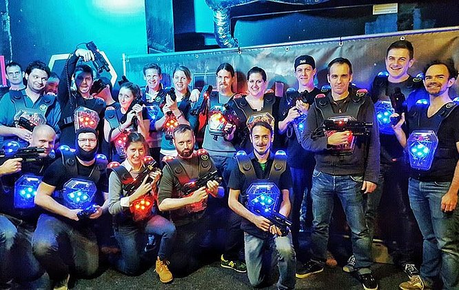 LIMESODA Team spielt Lasertag