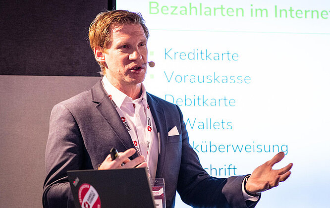 Philipp Pfaller als Speaker am Tech Day des Handelsverbands © Arts Illustrated Studios