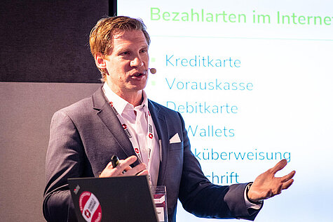 Philipp Pfaller als Speaker am Tech Day des Handelsverbands © Arts Illustrated Studios