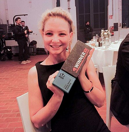 Steffi in schwarzem Abendkleid mit einer der drei TYPO3-Awards für LIMESODA bei der Award-Verleihung in Den Haag.