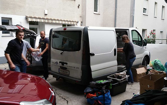 Das LIMESODA-Team beim Verladen von Spendengütern für den Transport nach Traiskirchen Das LIMESODA-Team beim Verladen von Spendengütern in Autos für den Transport nach Traiskirchen