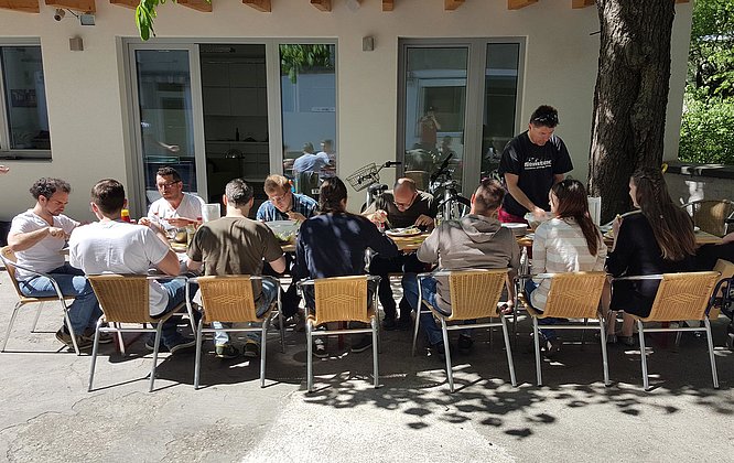 LIMESODA Team grillt