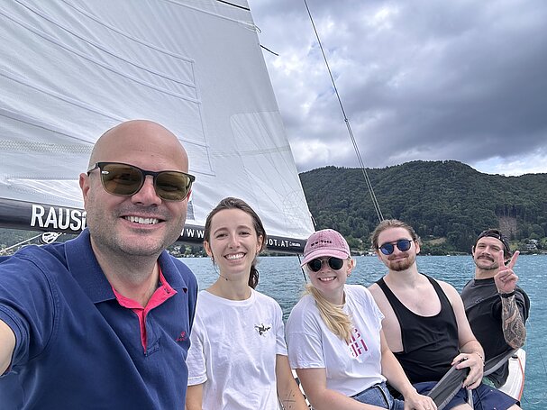 Das LIMESODA-Team auf einer J-Klasse-Yacht der Österreichischen Segelbundesliga