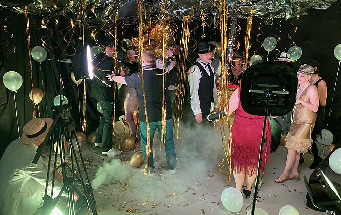 Gruppenszene wird gefilmt