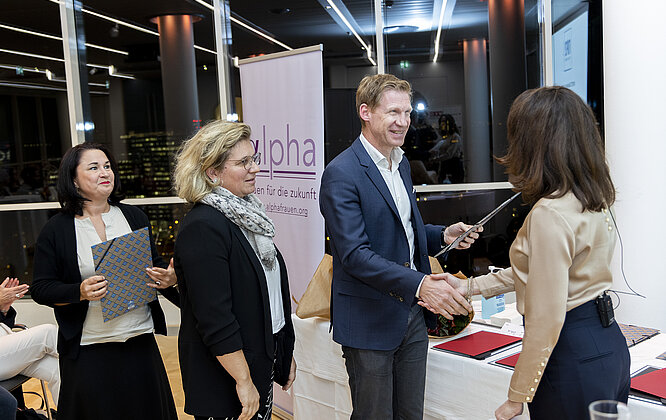 Gabriela und Philipp Pfaller bei der Preisverleihung des Bewerbs Taten statt Worte (c) feelimage / Matern