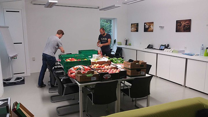 Das LIMESODA-Team portioniert frische Lebensmittel für die Verteilung in Traiskirchen Das LIMESODA-Team portioniert frische Lebensmittel für die Verteilung in Traiskirchen