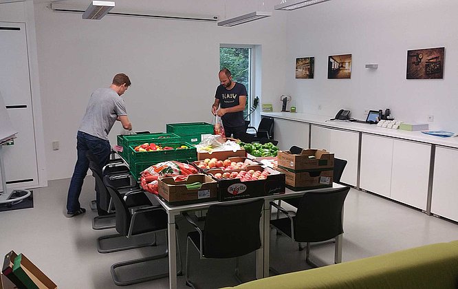 Das LIMESODA-Team portioniert frische Lebensmittel für die Verteilung in Traiskirchen Das LIMESODA-Team portioniert frische Lebensmittel für die Verteilung in Traiskirchen