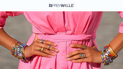 Frau mit FREYWILLE-Schmuck
