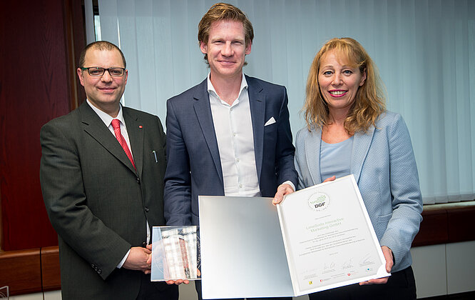 Philipp Pfaller übernimmt das BGF-Gütesiegel. Foto: Wiener Gebietskrankenkasse/APA-Fotoservice/Hörmandinger