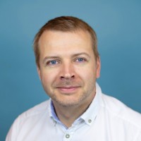Portrait Thomas Pürstinger mit weißem Hemd, SP-Verpackungen